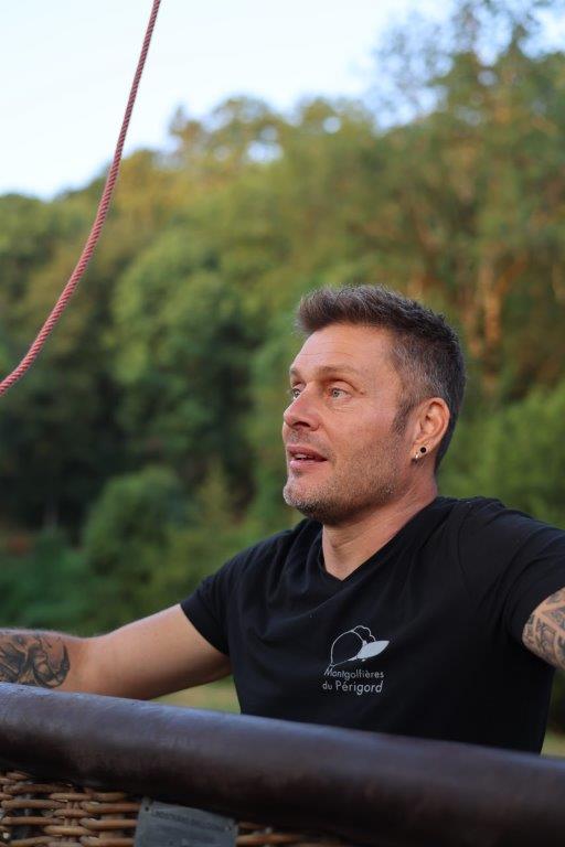 stephane delsenne equipier sol equipe montgolfieres du perigord compagnie vol ballon dordogne