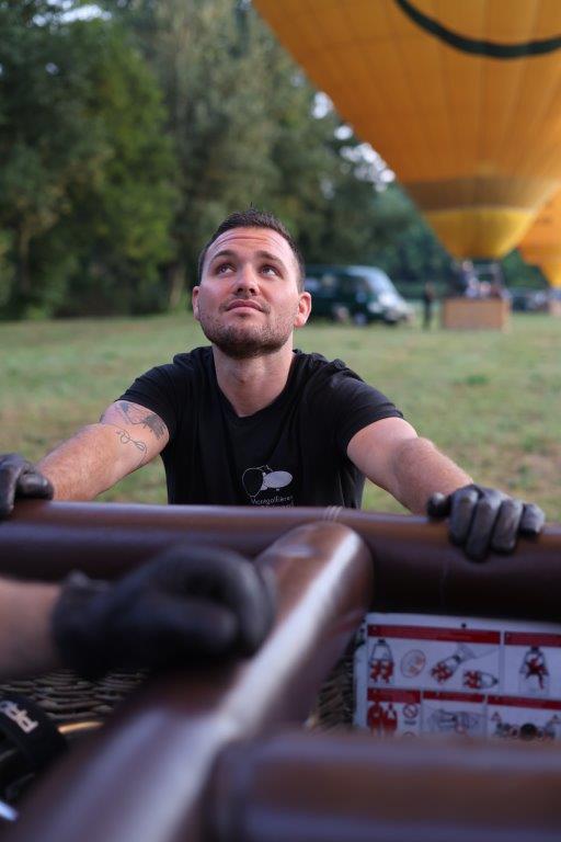 thomas vedrenne equipier sol equipe montgolfieres du perigord compagnie vol ballon dordogne