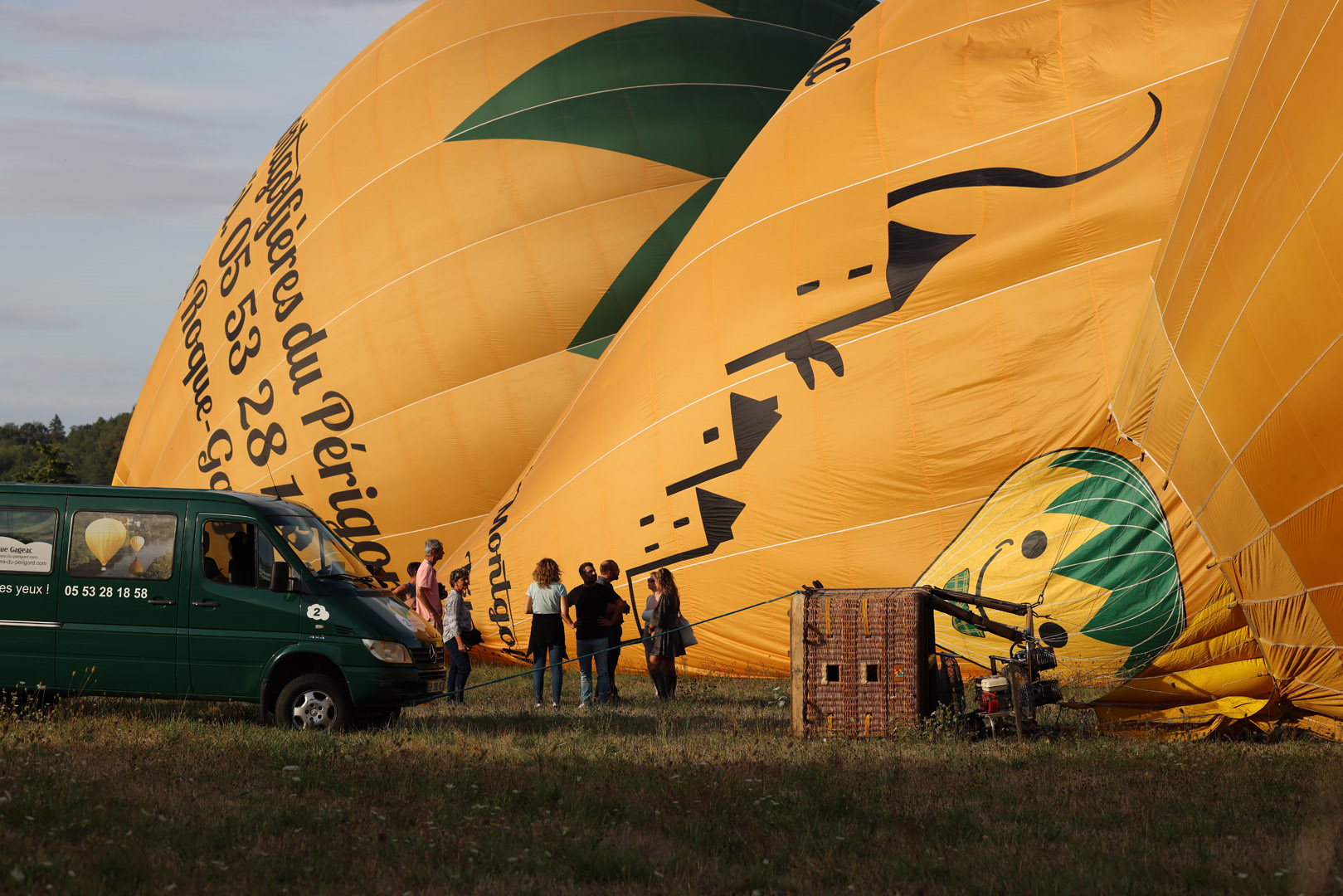 preparation atterrissage ballon touristique montgolfière perigord loisirs plein air dordogne vallee perigord noir 1